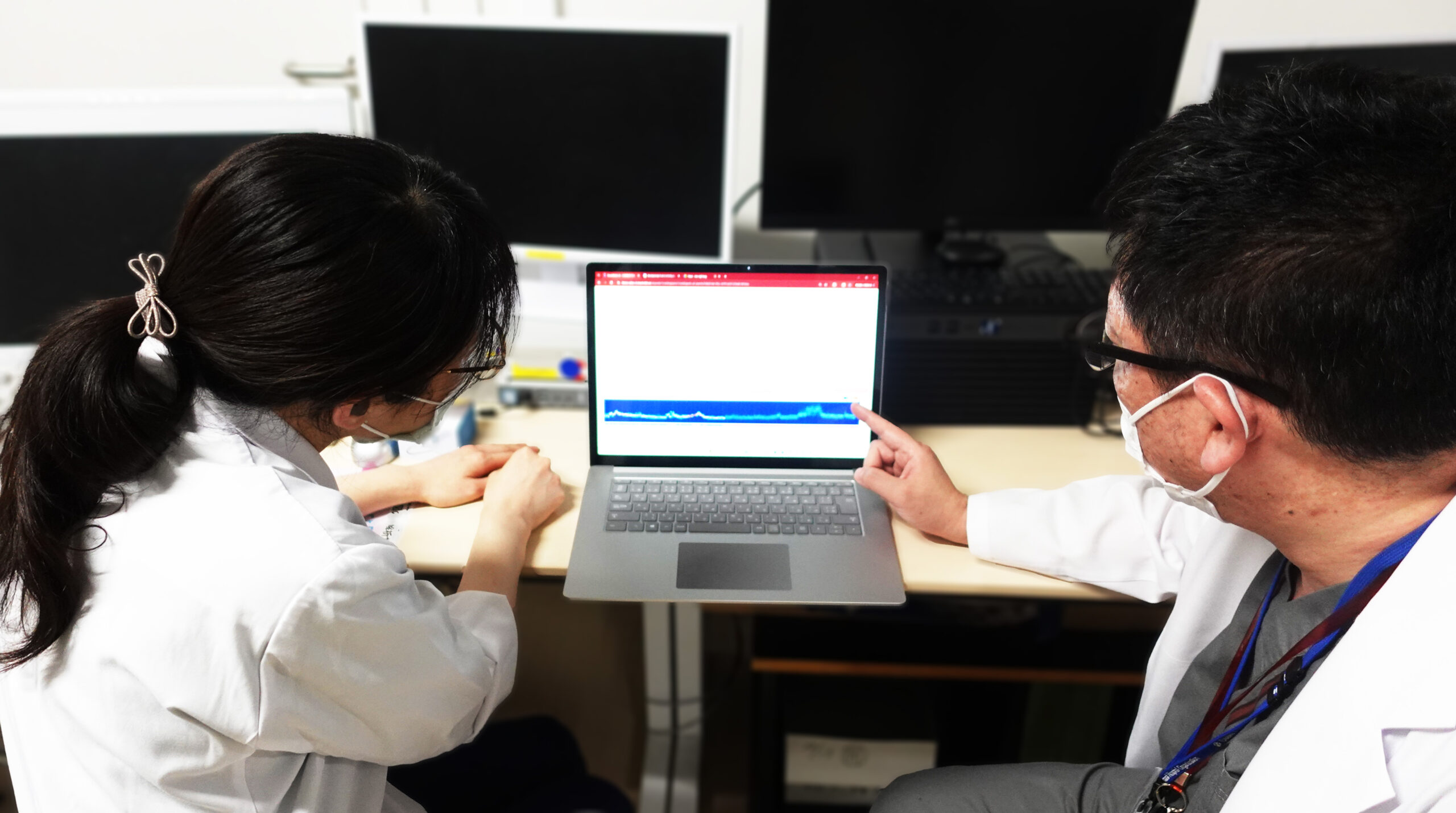 SmartRobinのアプリ画面を前に